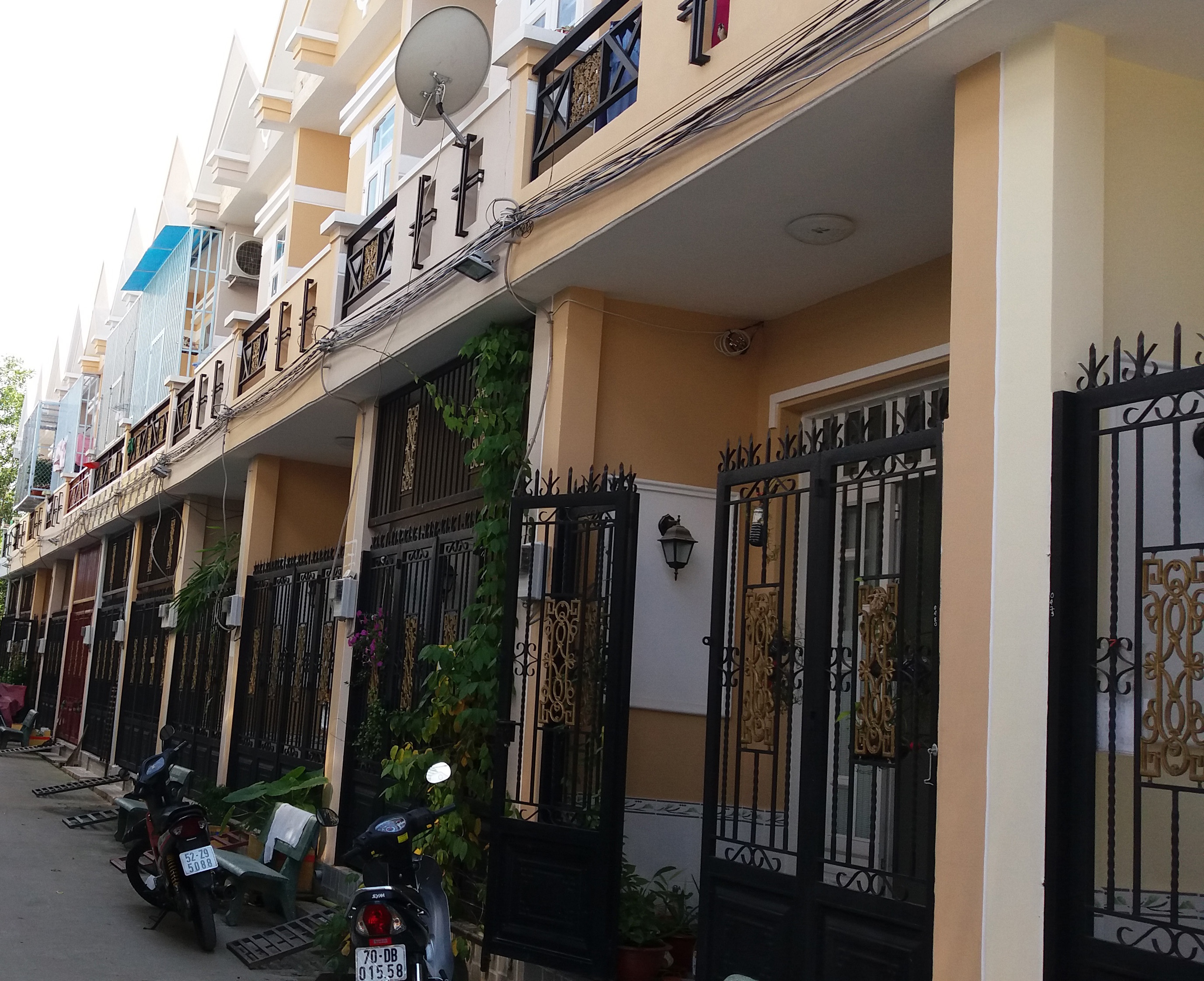 Nham mat mua dat Nha Be hinh anh