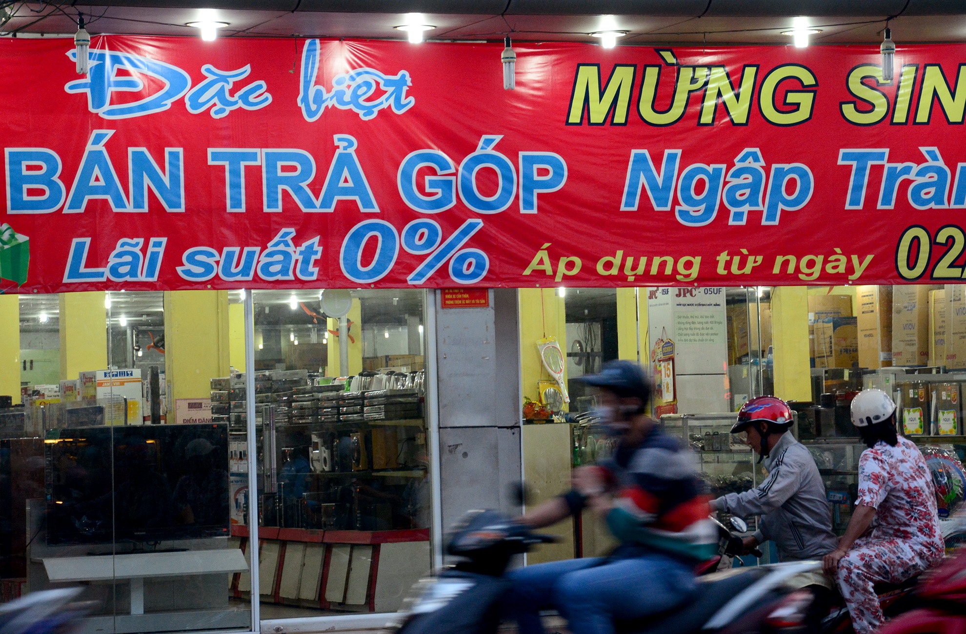 Bung no ban hang tra gop lai suat 0%, loi hay lo? hinh anh