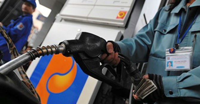 Gia xang giam gan 400 dong mot lit dau nam moi hinh anh