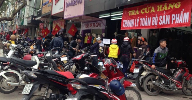 Giam gia truoc Tet: Noi chen lan, cho vang ve, diu hiu hinh anh