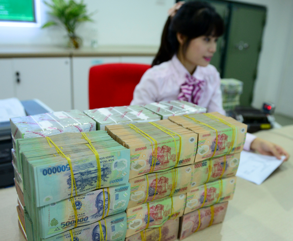 Vi sao cac ngan hang dua tang lai suat tien gui? hinh anh