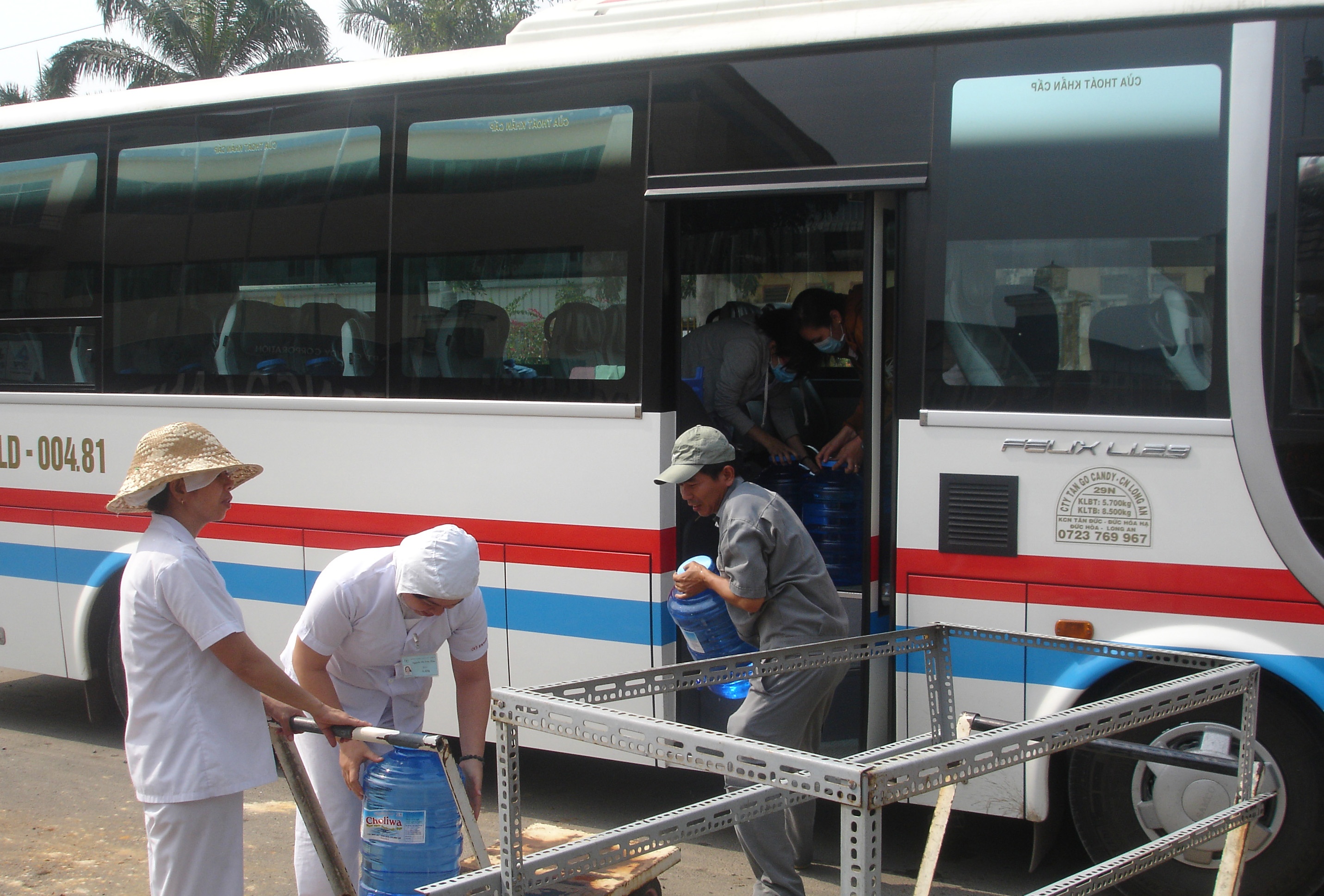 Cong ty Nhat phai di mua tung binh nuoc anh 1