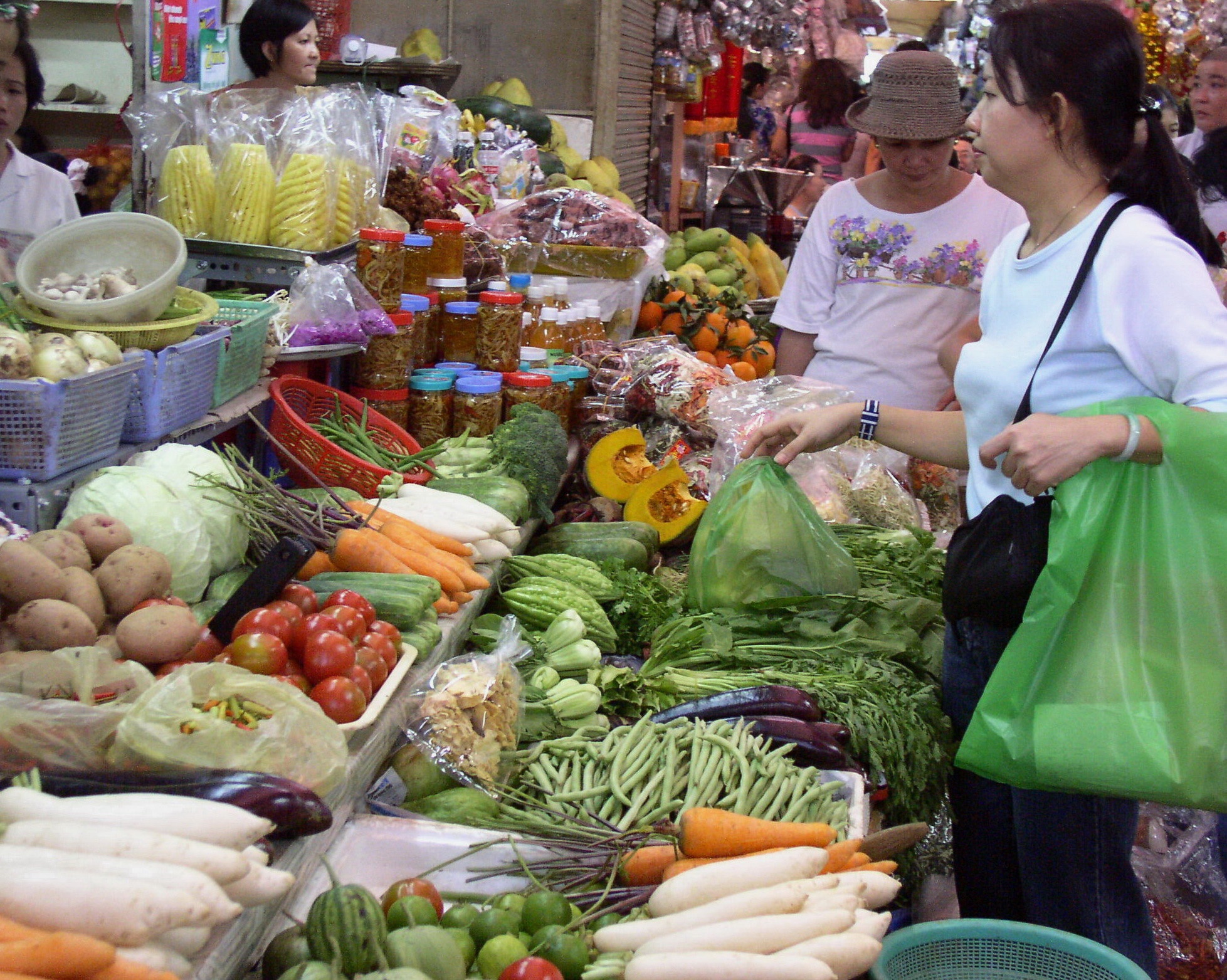 Thuc pham Sai Gon doi gia vi mien Tay han man hinh anh