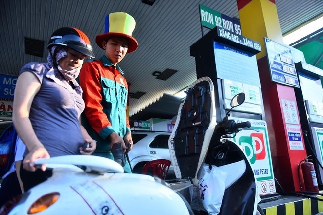 Gia xang tang 243 dong mot lit tu 15h hinh anh