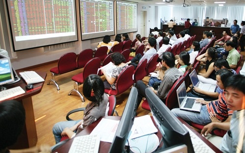 VN-index sap len 700 diem hinh anh