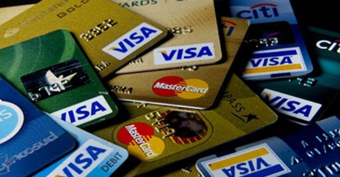 Nguoi ngan hang noi chuyen 'mat the tin dung la mat tien' hinh anh