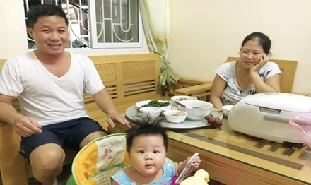 Gia dinh tre dau dau chuyen chi tieu hinh anh