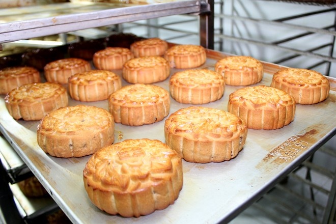 Hang ca phe, thuc an nhanh tranh nhau ban banh trung thu hinh anh