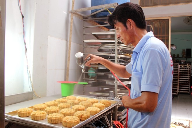 quan ca phe ban banh trung thu anh 2