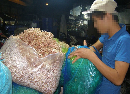 Rau muong, bap chuoi cung 'an' hoa chat hinh anh