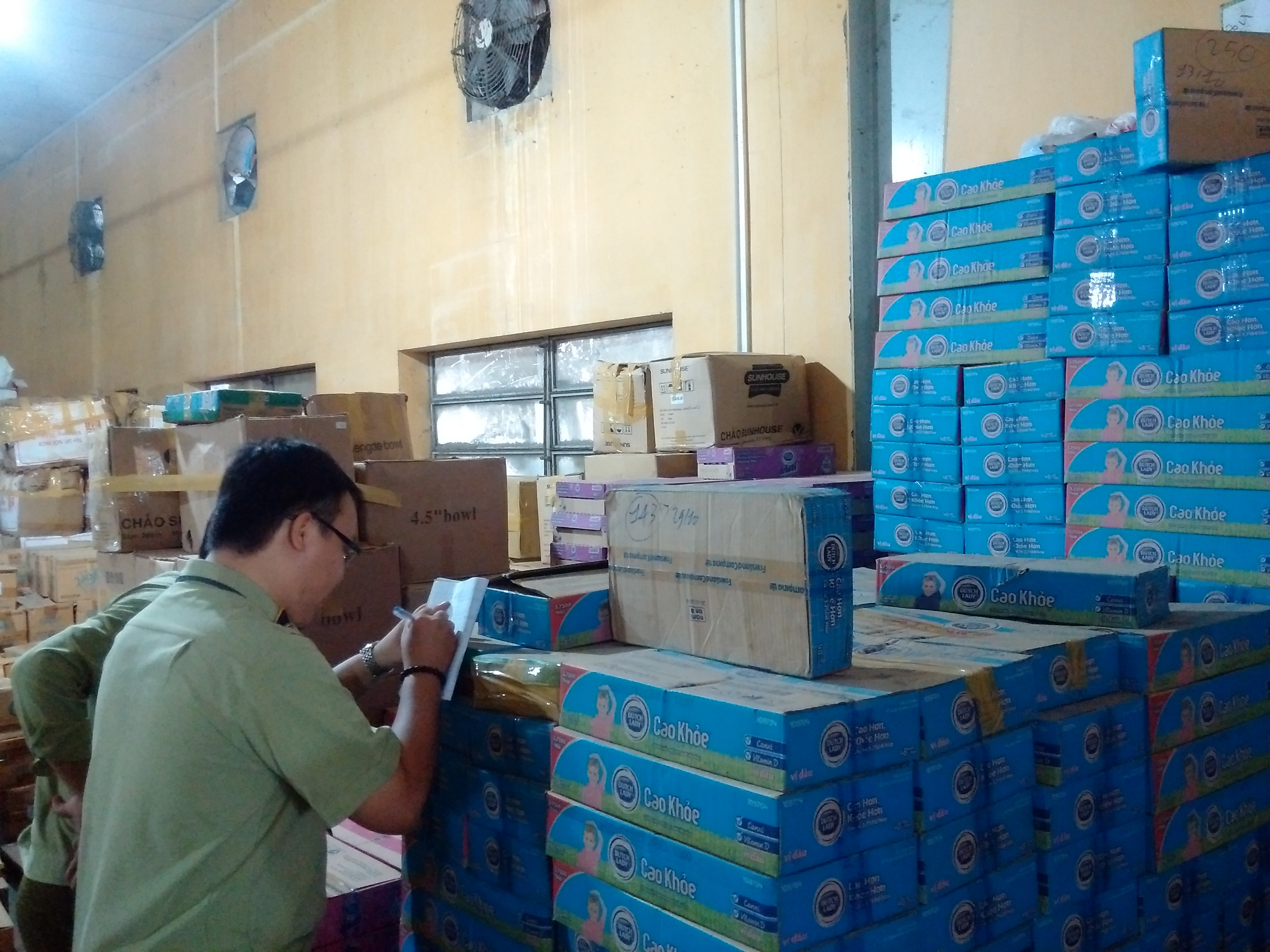 Tam giu hon 500 thung sua Co gai Ha Lan het han su dung hinh anh