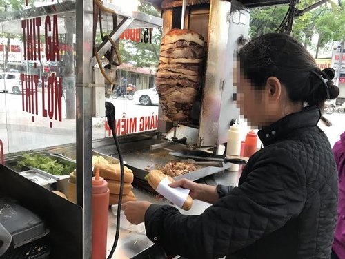 Xe day banh mi via he: Ban deu quanh nam, thu du tien ty hinh anh
