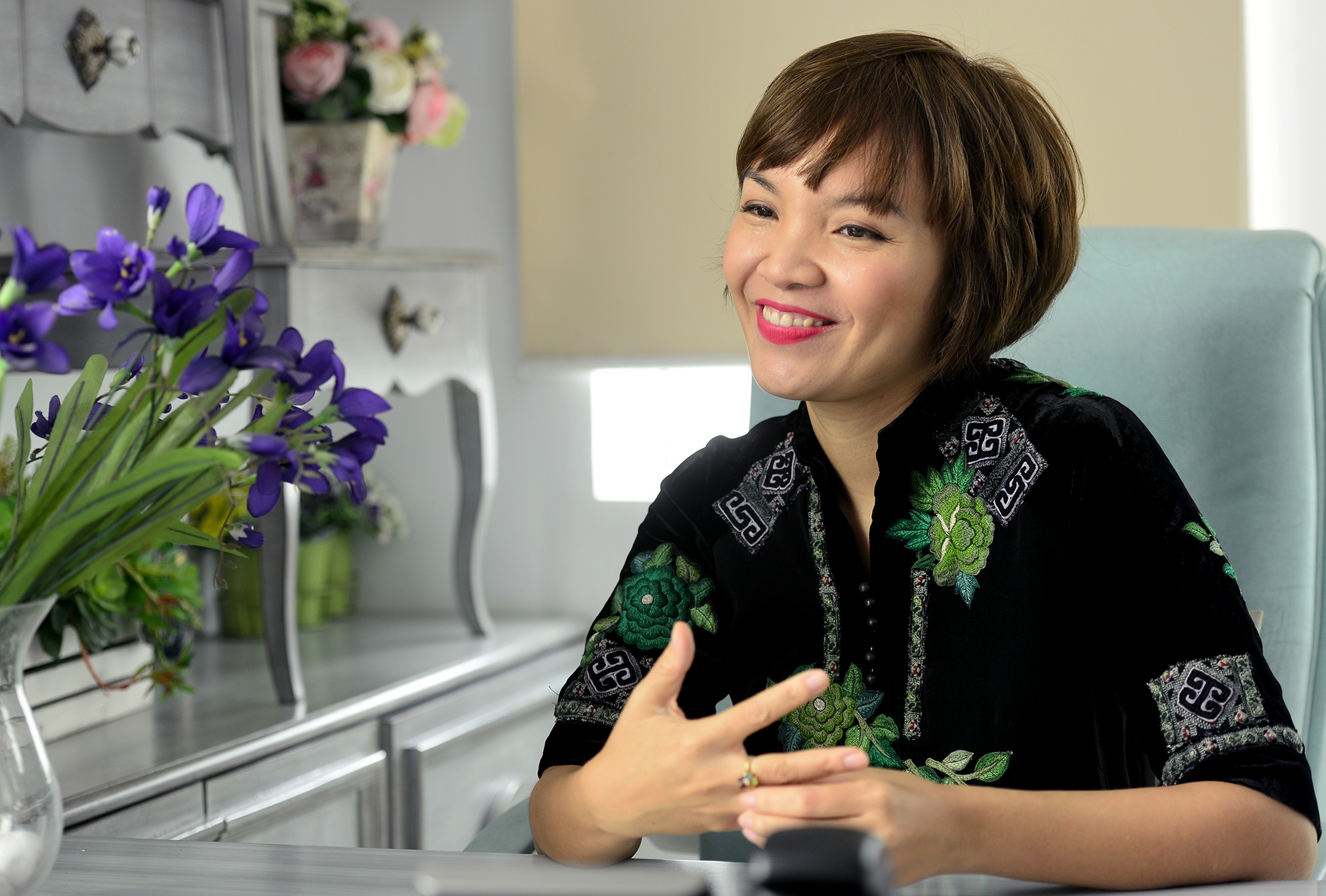Chung ta sai khi 'can' chuyen kiem tien va cuoc song cua phu nu hinh anh