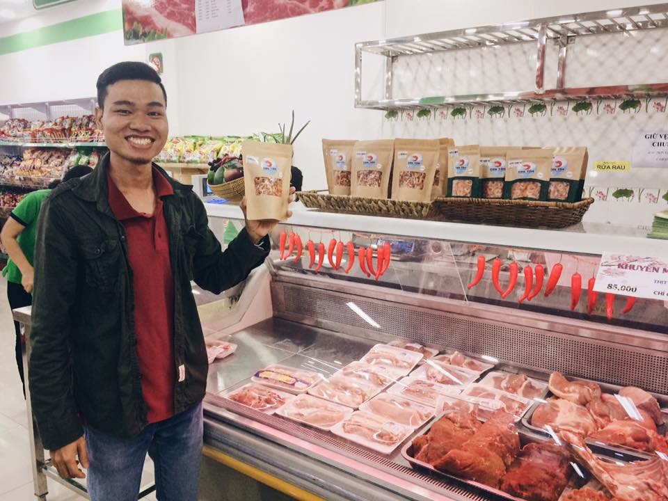 Kiến trúc sư bỏ nghề ra chợ bán tôm ảnh 1 Kien truc su bo nghe ra cho ban tom anh 1