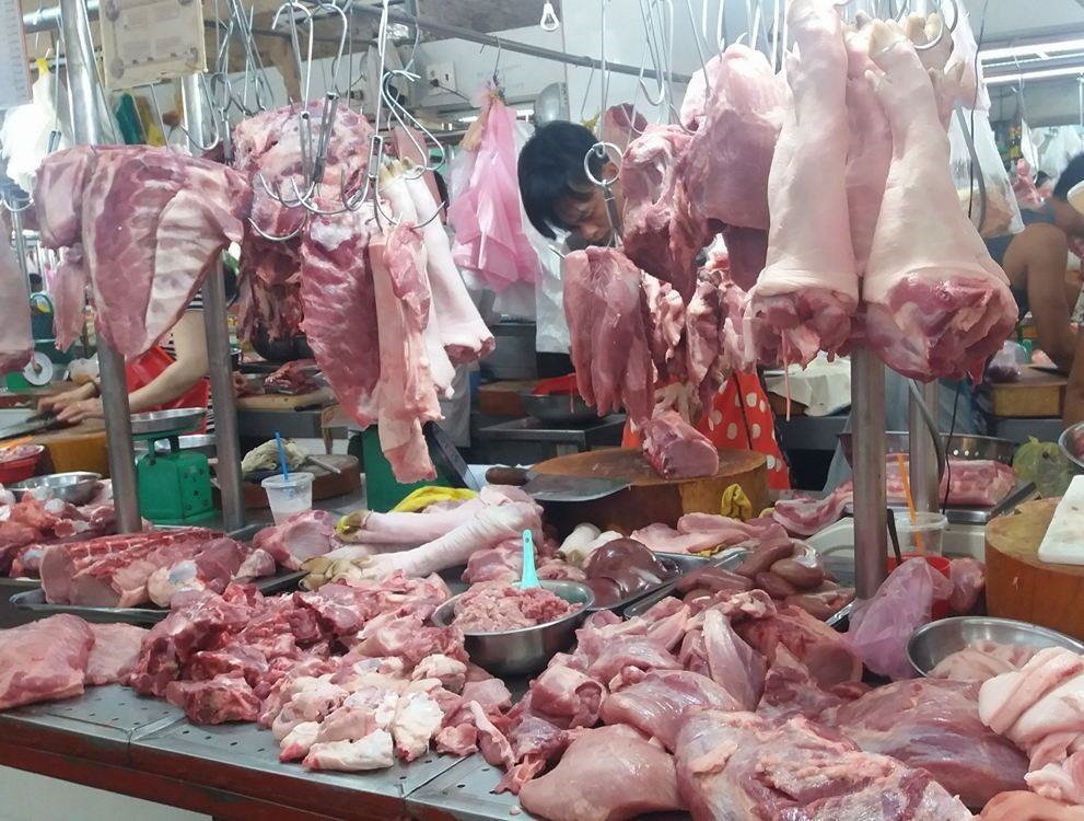 Heo hoi giam nua gia, thit moi giam 3.000 dong hinh anh