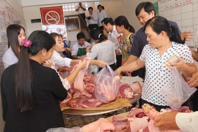 ‘Thu phu’ heo mien Tay lao dao, muon duoc giai cuu hinh anh