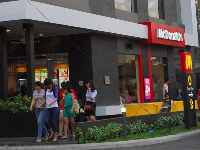 Thi truong thuc an nhanh Viet: Banh mi chien thang burger hinh anh