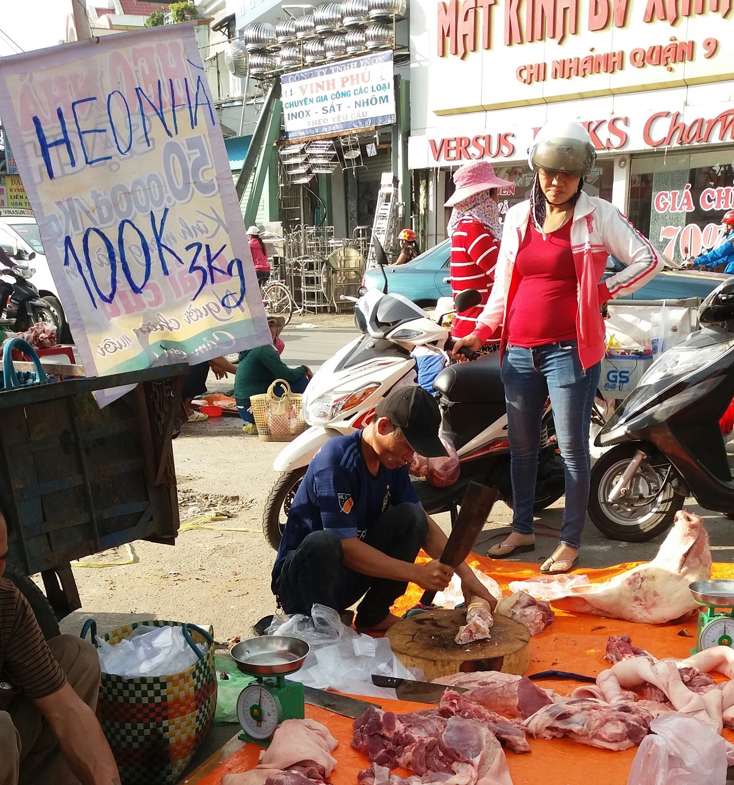 Thit heo 100.000 dong 3 kg ban khap Sai Gon hinh anh