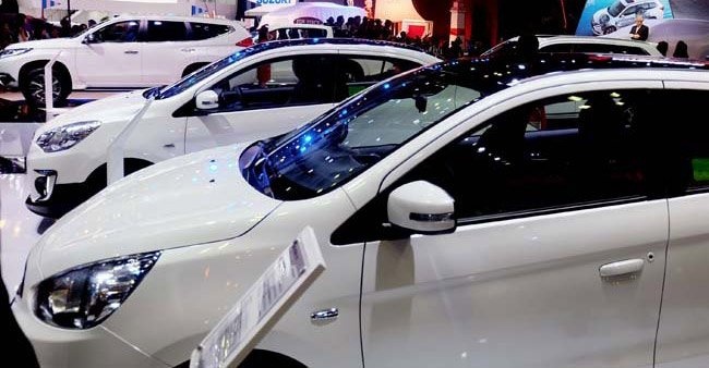 Dan oto so thang 'co hon': Showroom lanh leo, khach lac dau bo di hinh anh