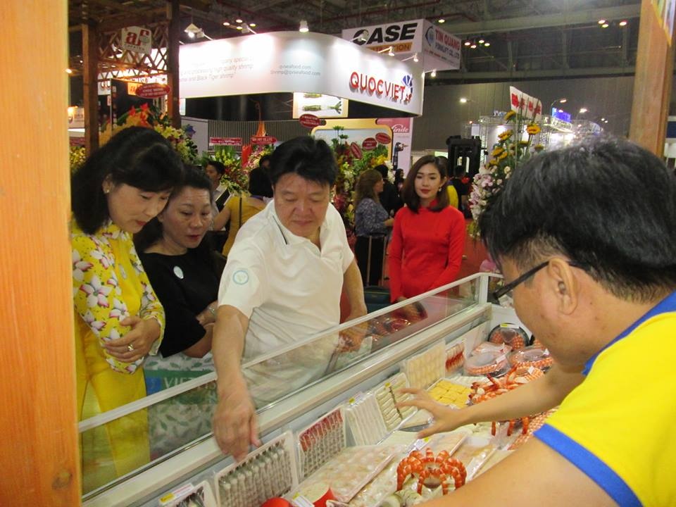 Nha giau Trung Quoc mua hai san Viet anh 1