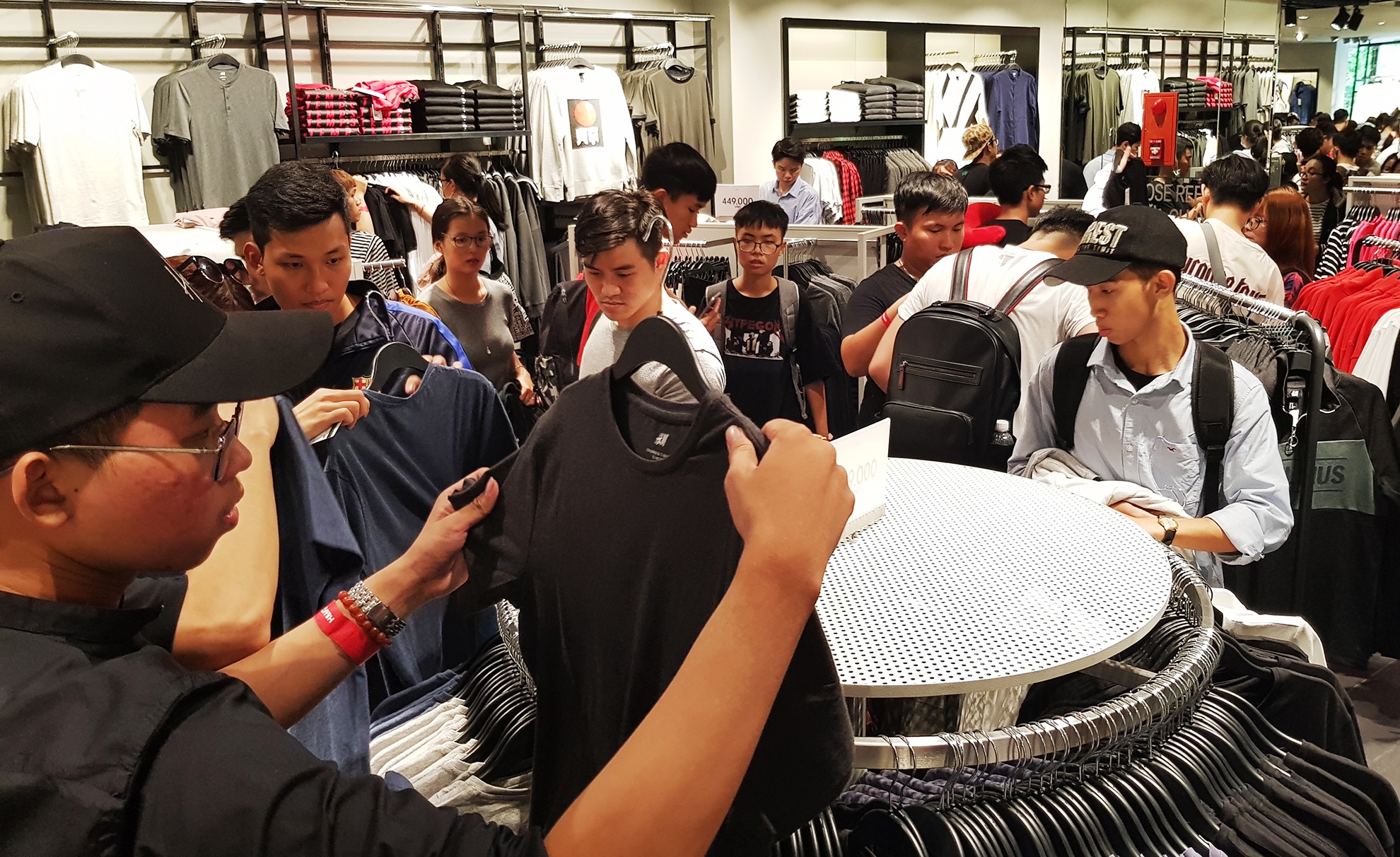 Tin do thoi trang Viet ke chuyen xep hang cho mua do H&M hinh anh