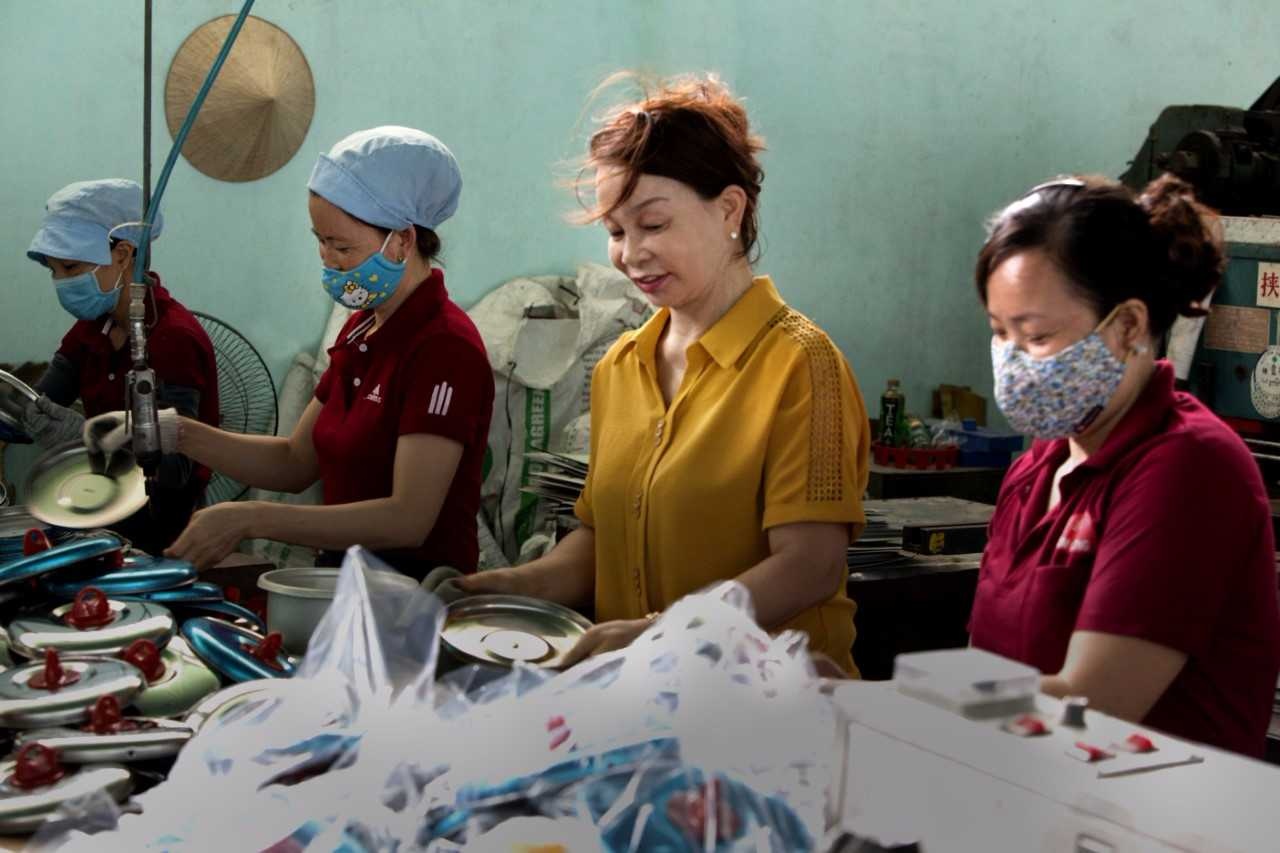 Ba chu noi com dien Kim Cuong khoc khi noi ve con anh 4