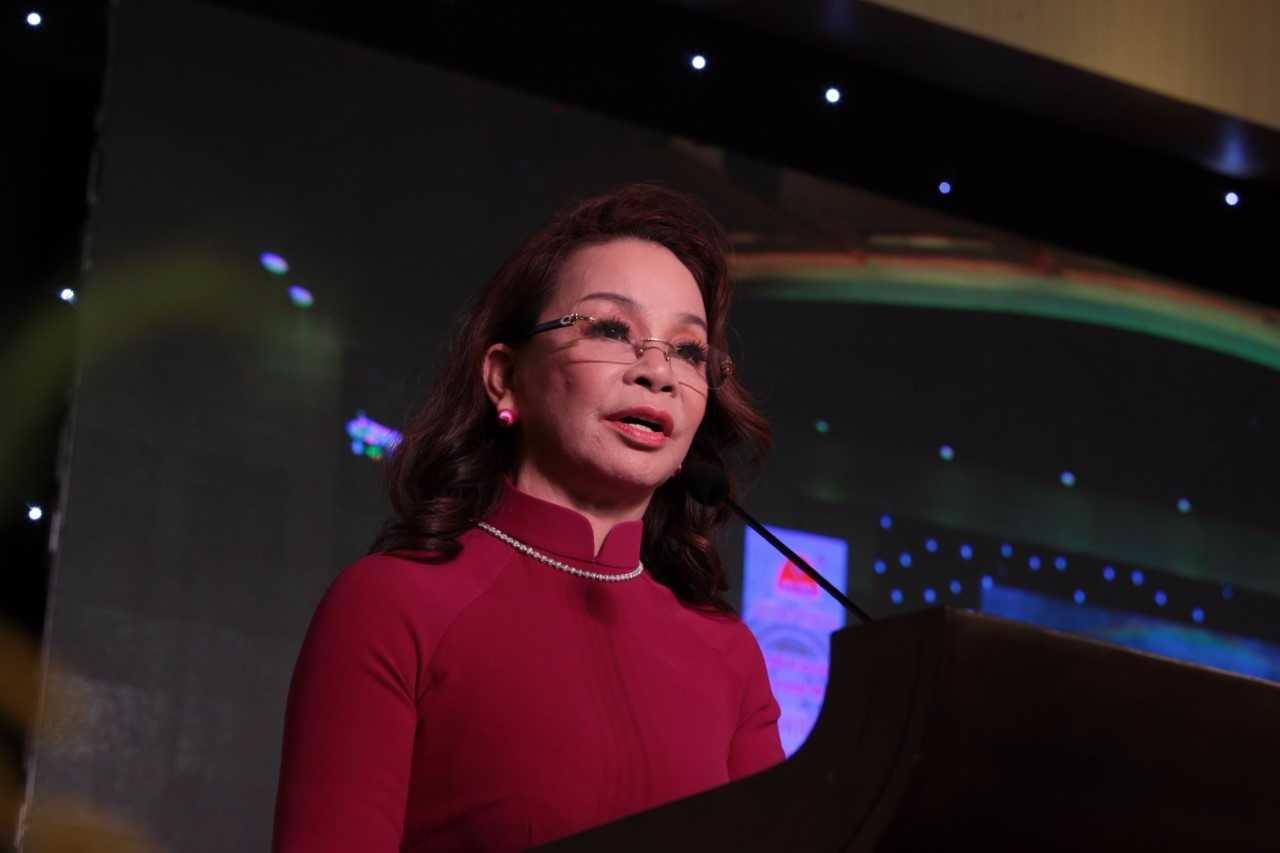 Ba chu noi com dien Kim Cuong khoc khi noi ve con anh 5