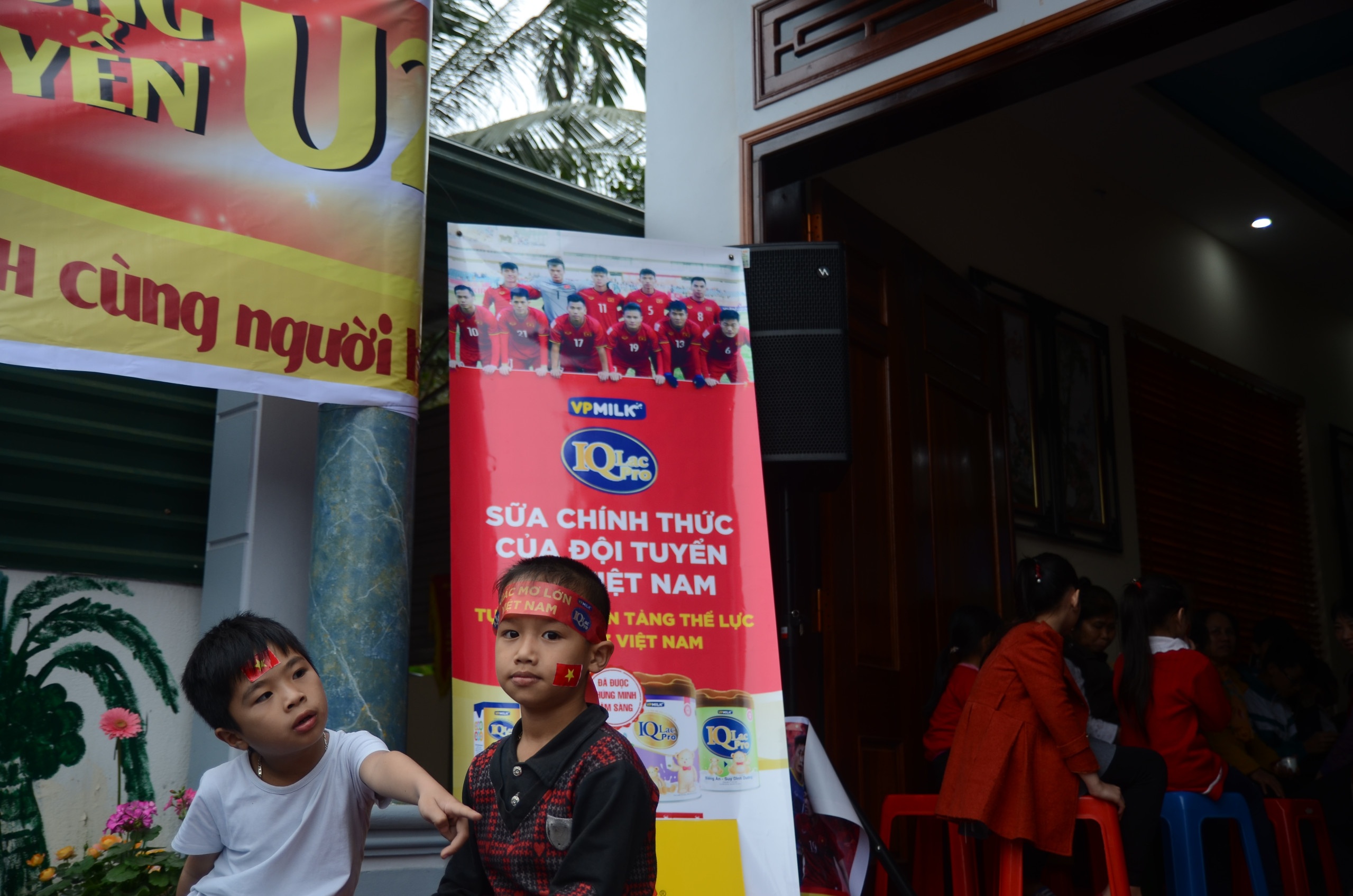 VPmilk xem bong da o nha cong phuong anh 1