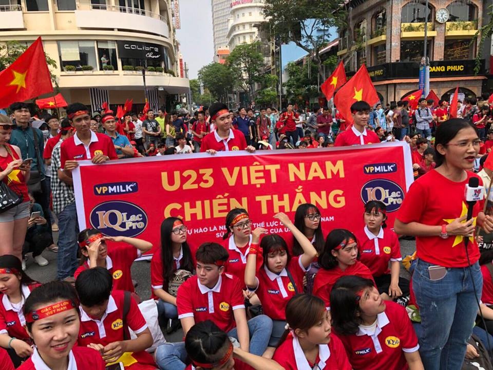 VPmilk xem bong da o nha cong phuong anh 20