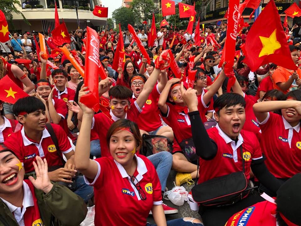 VPmilk xem bong da o nha cong phuong anh 21