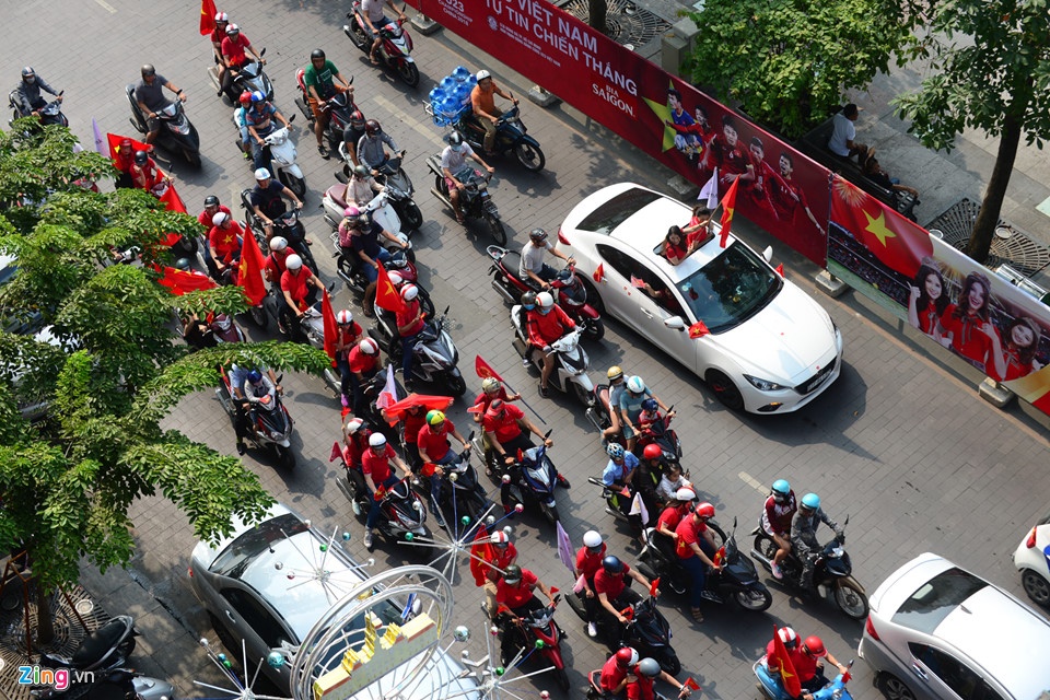 VPmilk xem bong da o nha cong phuong anh 22