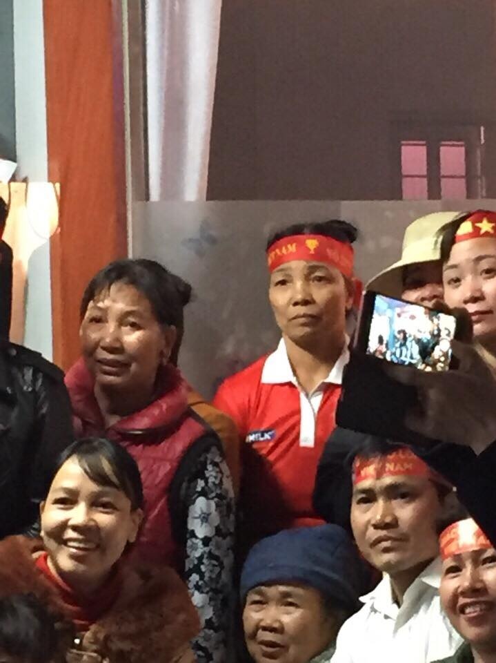 VPmilk xem bong da o nha cong phuong anh 13