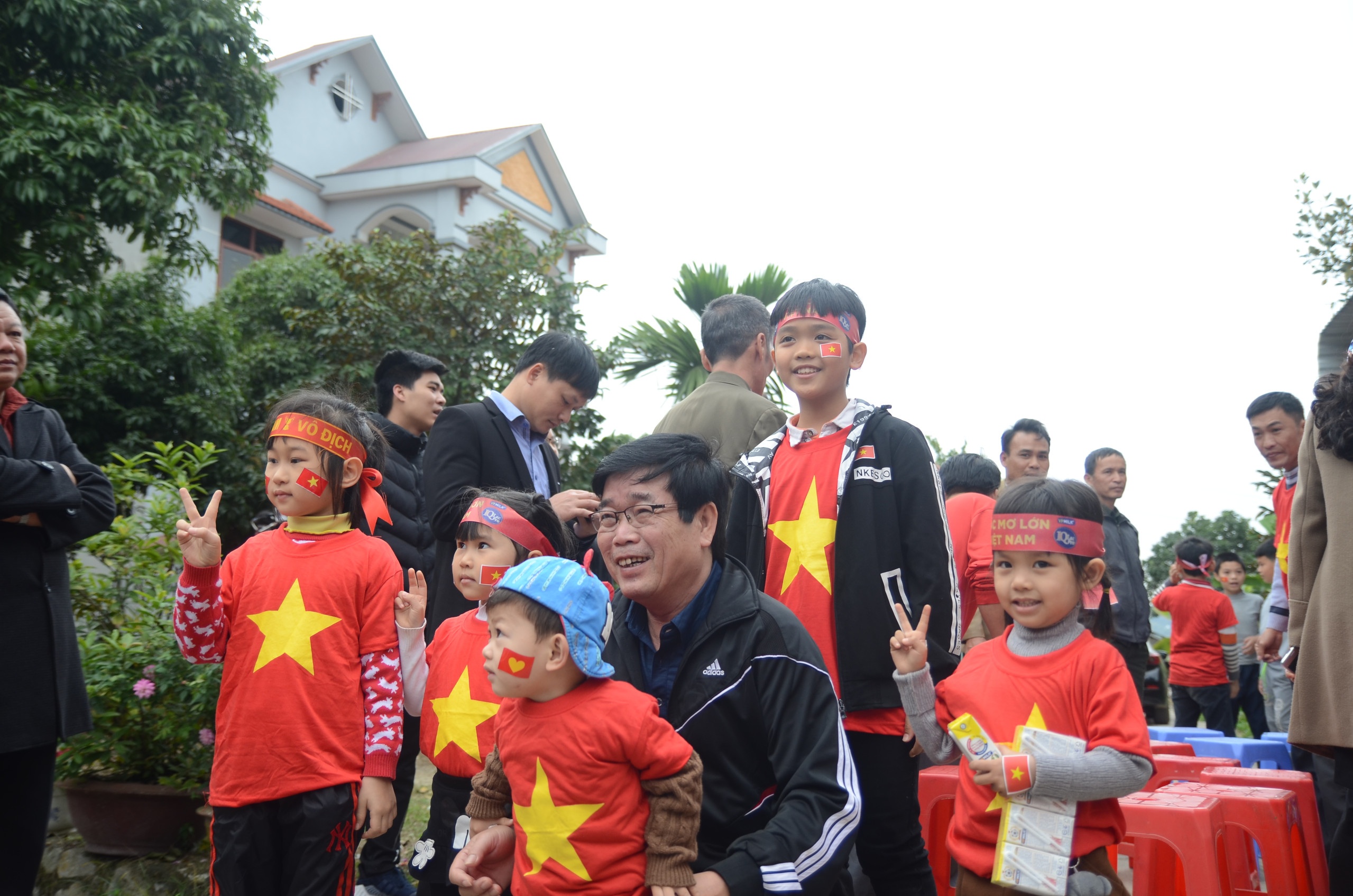 VPmilk xem bong da o nha cong phuong anh 6