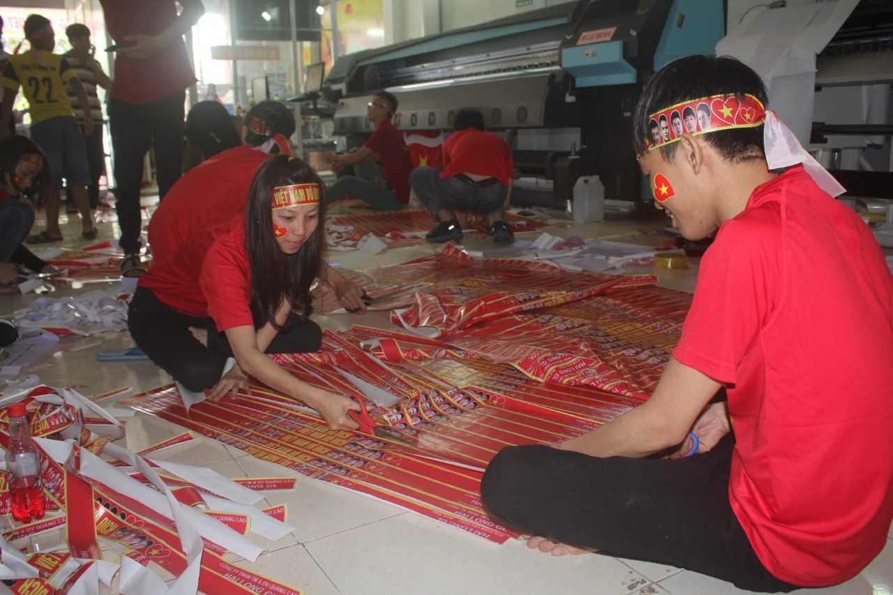 VPmilk xem bong da o nha cong phuong anh 17