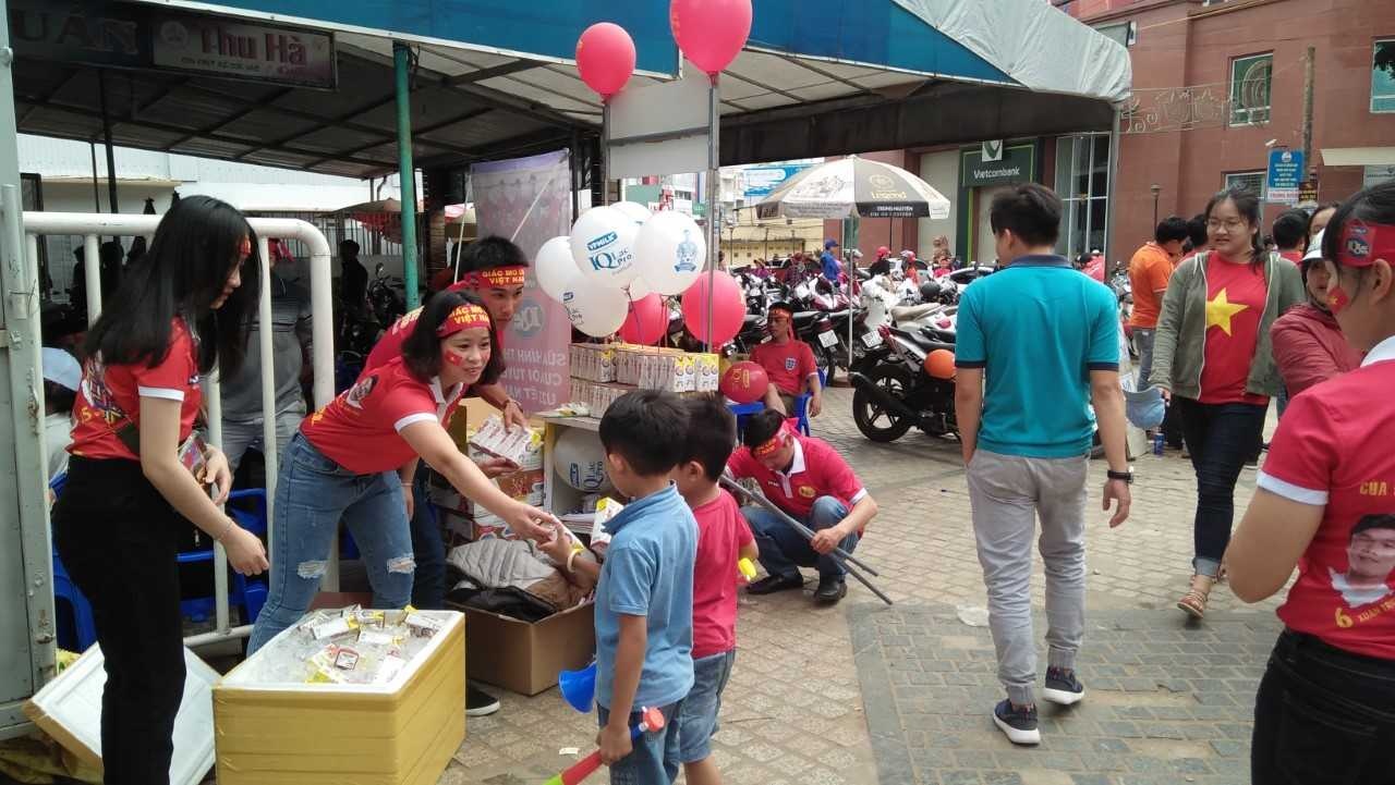 VPmilk xem bong da o nha cong phuong anh 18