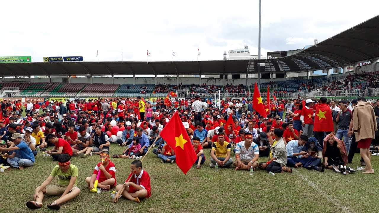 VPmilk xem bong da o nha cong phuong anh 15