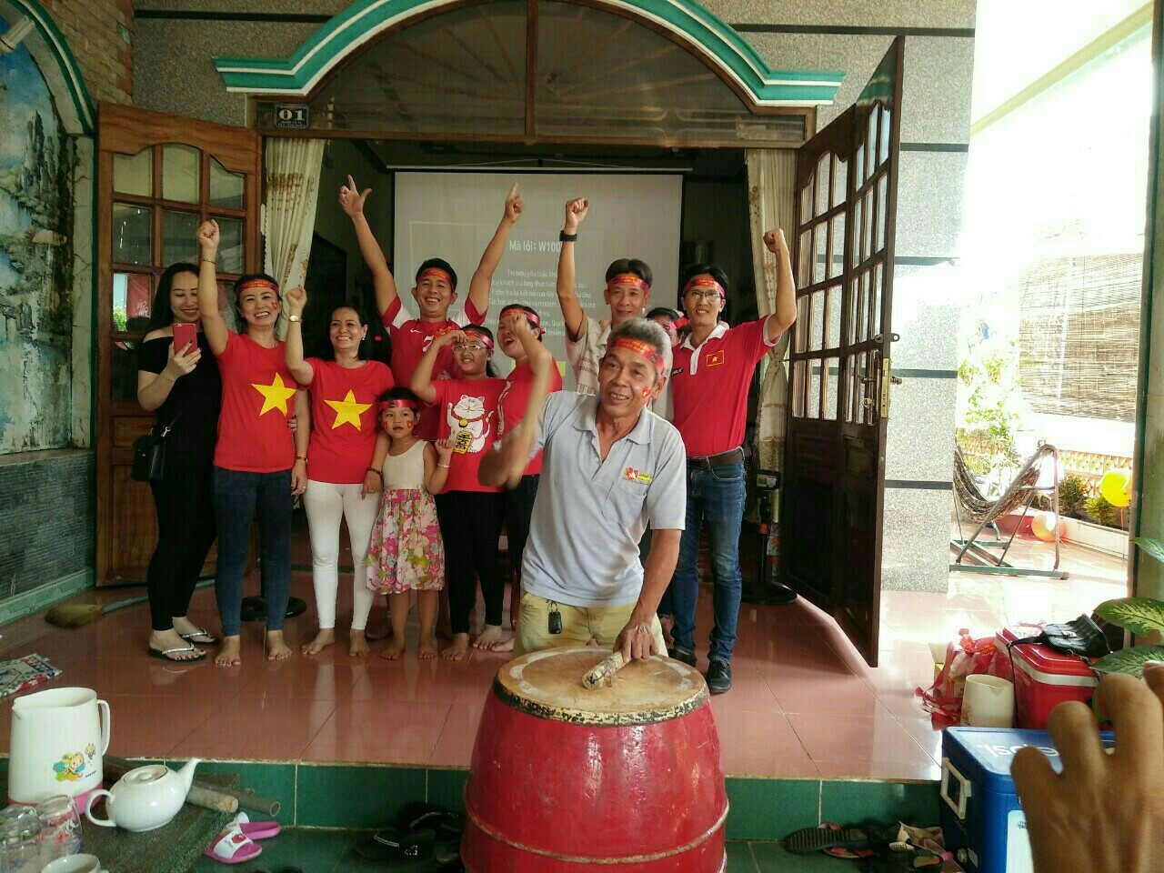 VPmilk xem bong da o nha cong phuong anh 10