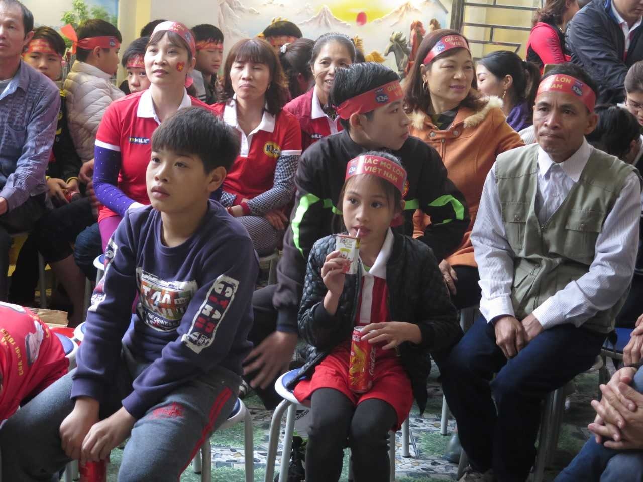 VPmilk xem bong da o nha cong phuong anh 11