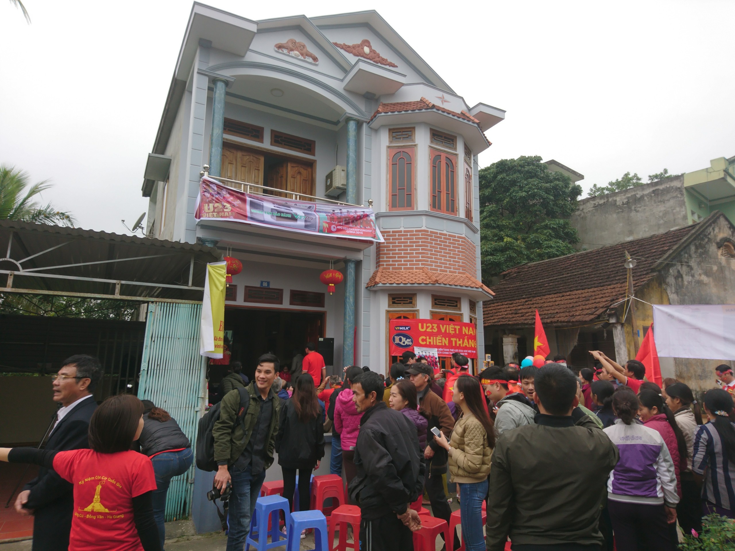 VPmilk xem bong da o nha cong phuong anh 8