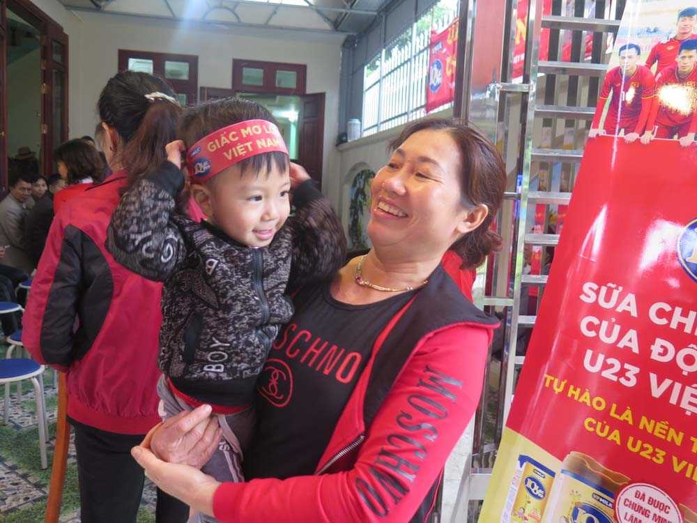 VPmilk xem bong da o nha cong phuong anh 12