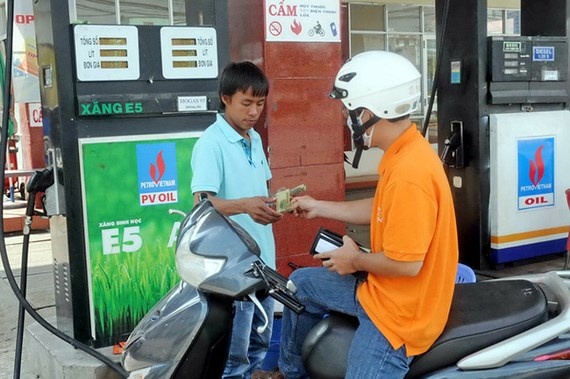 Da co mot so doanh nghiep de nghi tam dung ban xang E5 hinh anh