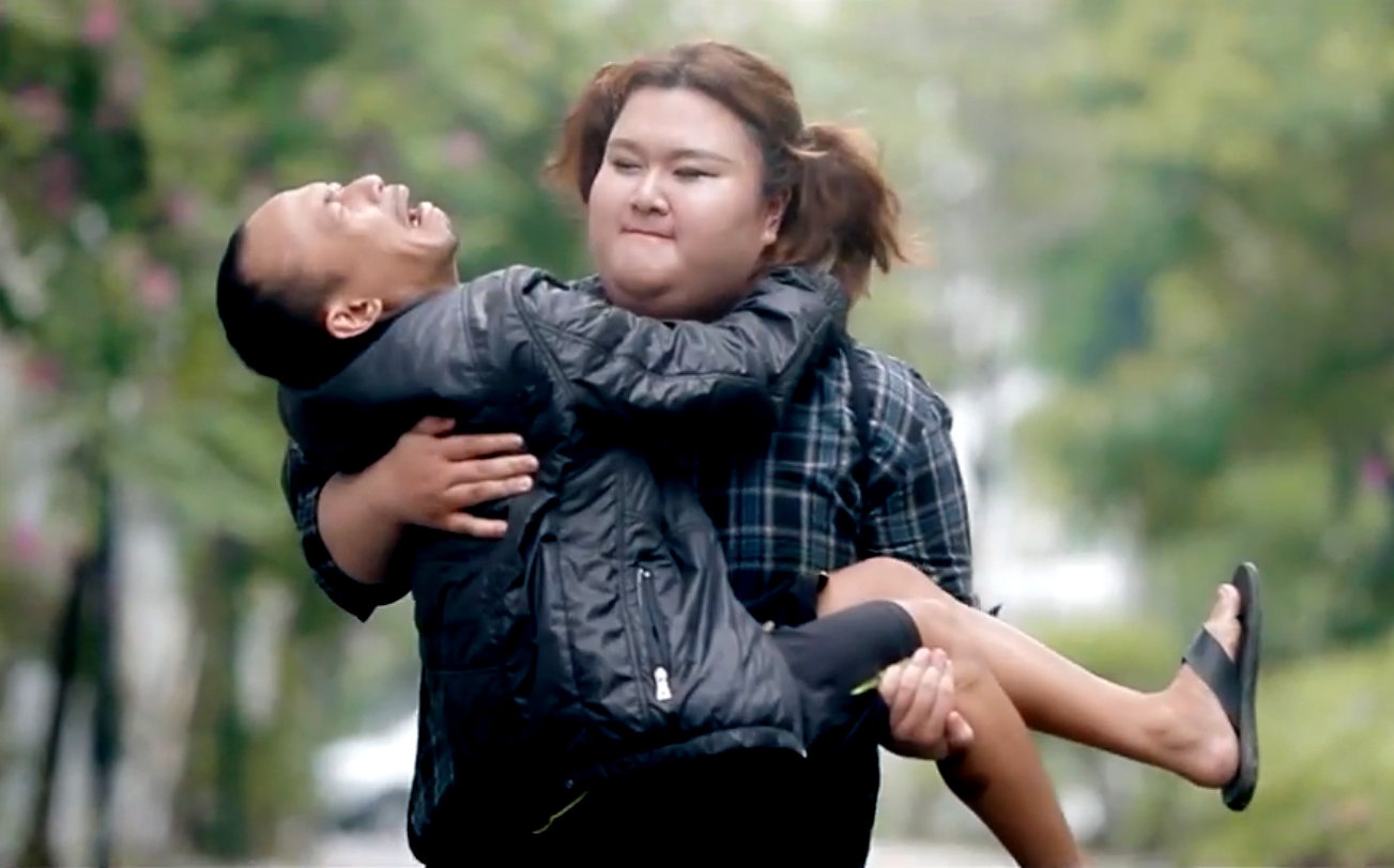 Clip co gai Ha Noi nang mot ta nhac bong nhiep anh gia hinh anh