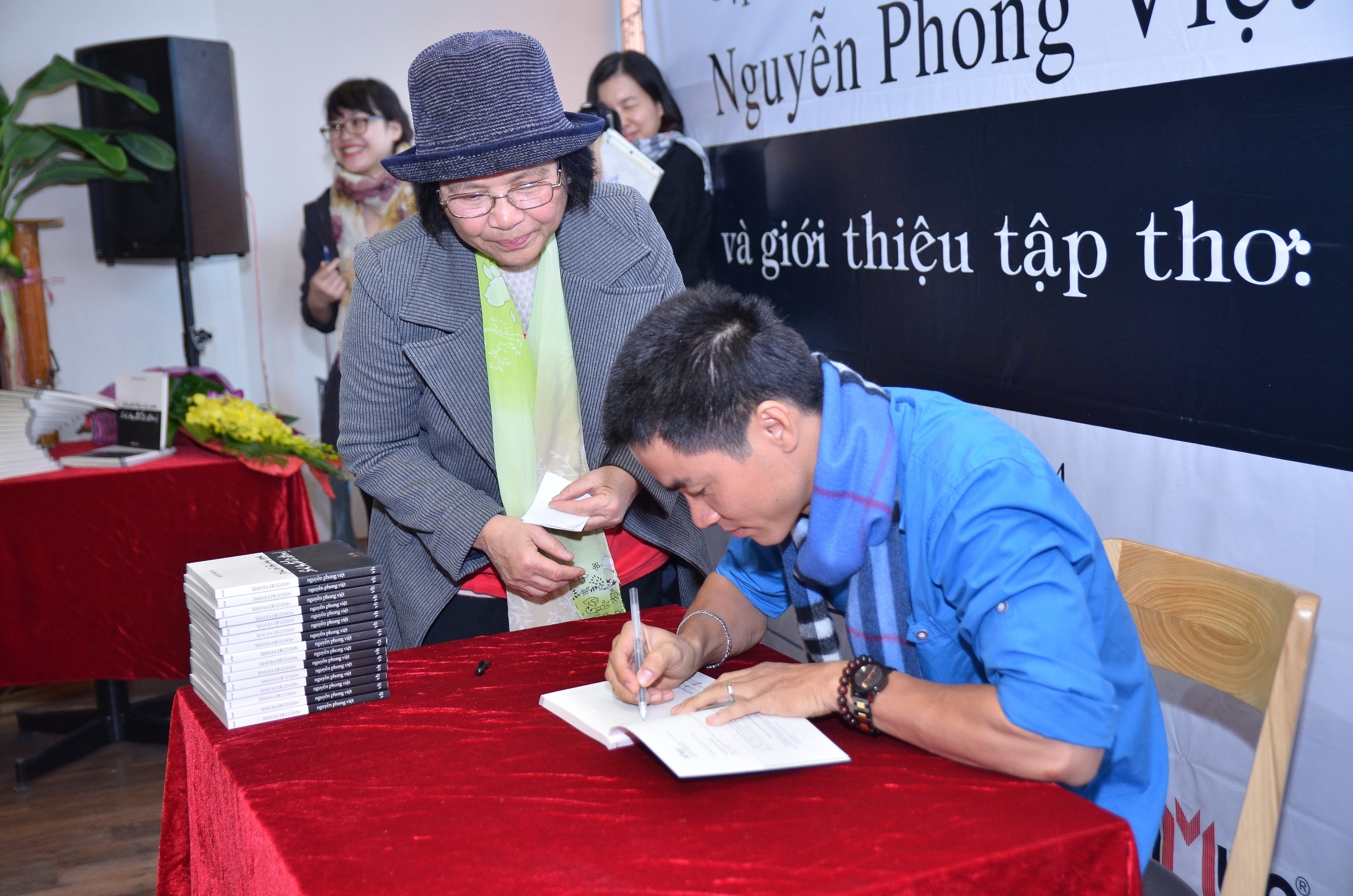 Tac gia cua 'Sinh ra de co don' gap go doc gia Ha Noi hinh anh