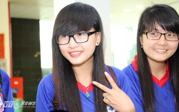 Cô gái có gương mặt đáng yêu này được biết đến là một người đam mê cháy bỏng môn bóng đá, đặc biệt là luôn cháy hết mình cổ vũ cho đội tuyển Việt Nam..