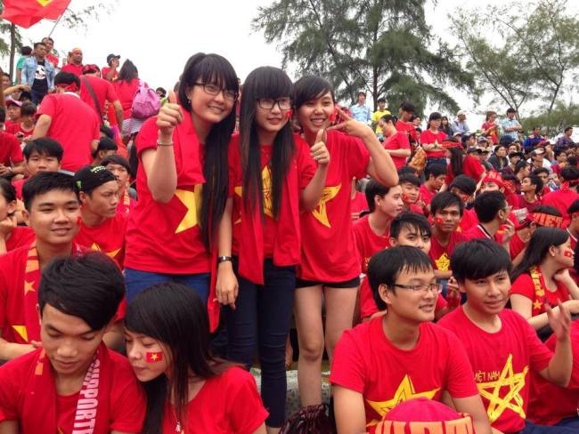 Như Quỳnh nhí nhảnh tạo dáng cùng bạn bè tại một sân bóng nhân tạo. 