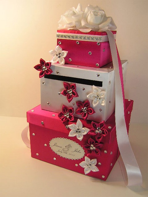 Những chiếc thùng phong bì được thiết kế tế nhị, rõ ràng nhưng cũng có không ít người bỏ tiền nhầm vị trí.