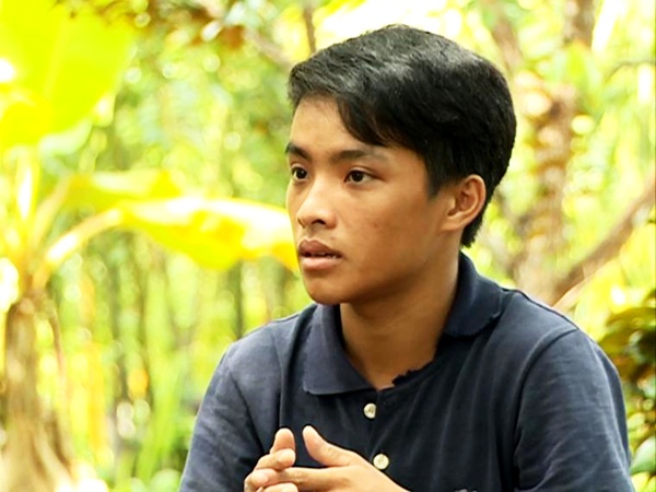 Chân dung chàng trai bắt ốc nuôi cha.