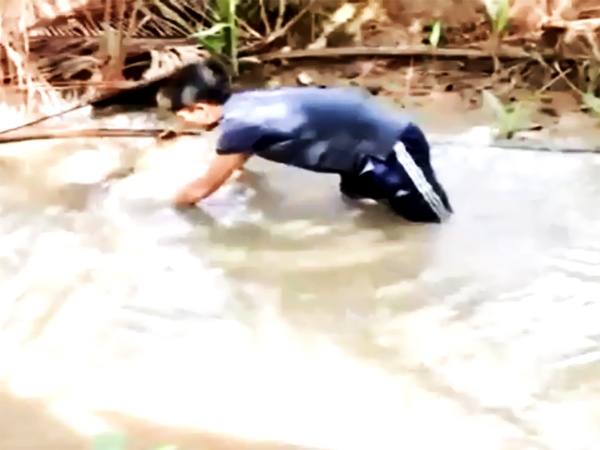 Không ngại lặn lội để nuôi ước mơ đến trường.