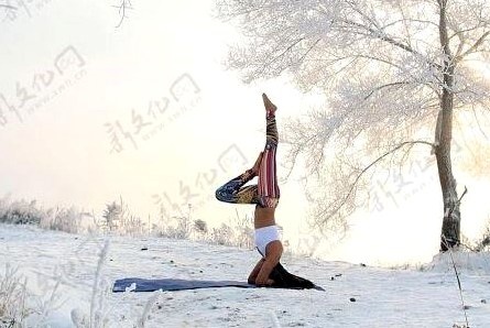 Co gai choi troi khi tap Yoga ngoai troi gia lanh am 30 do C hinh anh