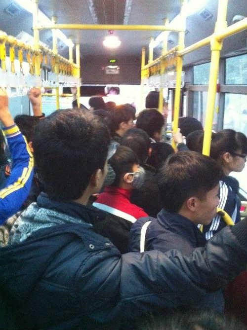 Không chỉ nữ sinh mà các nam sinh cũng là nạn nhân của vấn nạn này (Ảnh: TL).